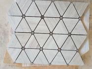Белые стрелки мраморизуют плитку мозаики для стены ванной комнаты гостиницы/ресторана