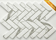 Белая косточка рыб плитки мозаики мрамора Карарра сформировала размер обломока 31 кс 98 кс 6мм